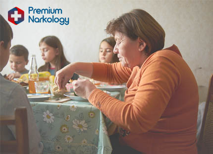 Факторы формирования алкоголизма Женщина пьет при детях