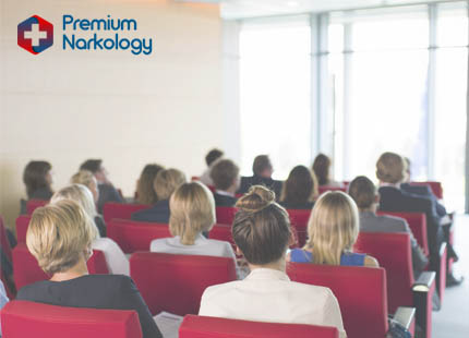 Роль общества в создании здоровой среды Подростки слушают лекцию