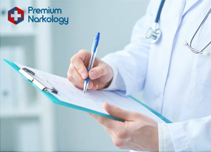 Алкоголь и онкология Врач с ручкой и планшетом